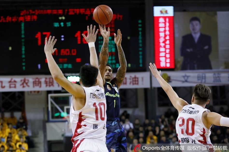 广东外援尼克尔森接到易建联妙传，面对空篮轻松完成双手暴扣，展现了广东队行云流水的团队配合