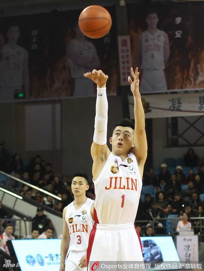 深圳队神射手顾全在三分线外接球就投，出手速度快如闪电，防守球员虽然奋力扑防，但只能望球兴叹。