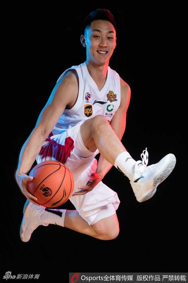 照片中这位球员表情夸张到了极点，他张大嘴巴仿佛能塞进一个篮球，搞怪的表情让人忍俊不禁，仿佛在无声地呐喊，将赛场上的激情用喜剧的方式完美诠释。