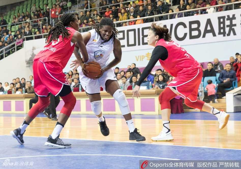 山西女篮外援在三人包夹的肌肉丛林中强行起跳，指尖轻柔地将皮球送入篮筐，尽显统治力