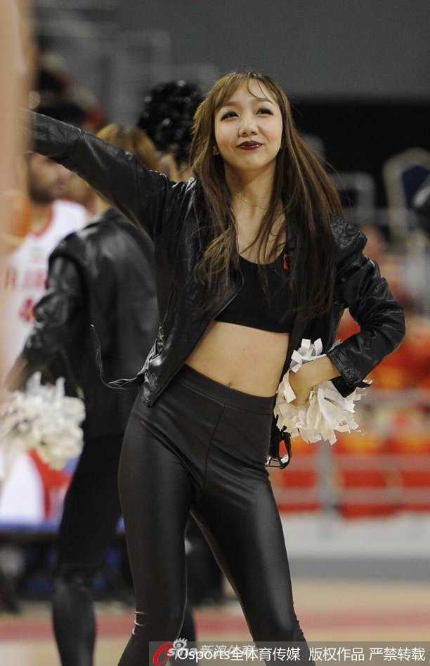 表演进入高潮部分，篮球宝贝们集体秀出高难度的托举动作，展现了团队极佳的协作能力和专业素养，引发全场惊呼。