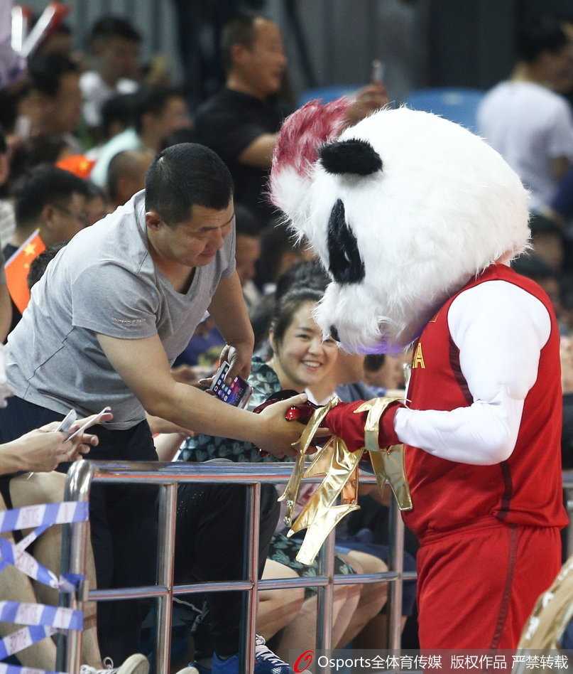 吉祥物张开双臂拦在伊朗球员身前，虽然只是表演，但气势十足，仿佛一道无法逾越的红色长城。
