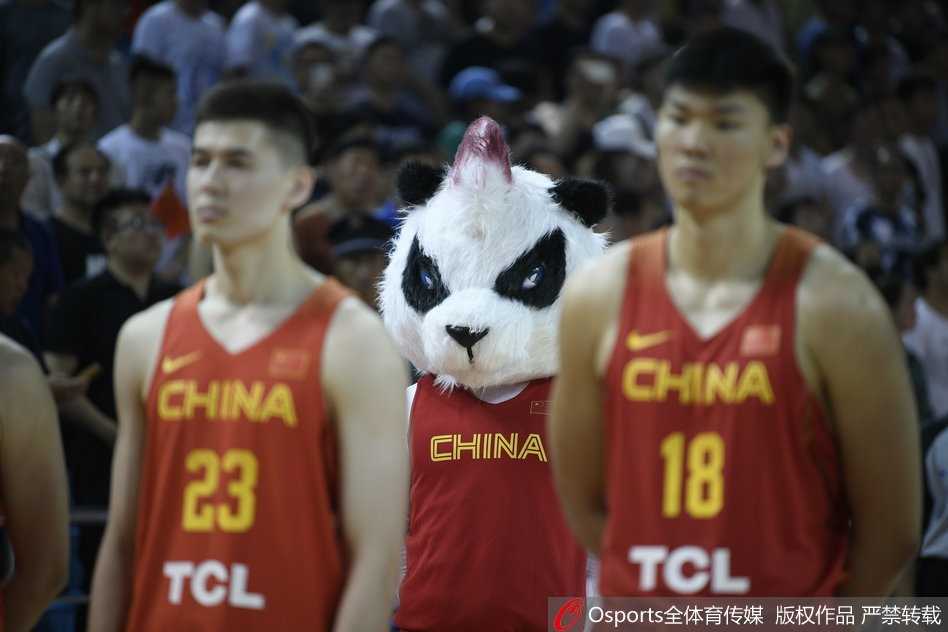 吉祥物在终场哨响后冲入场内，模仿球员庆祝胜利，它高举双臂指向天空，将喜悦传递给每一位观众。