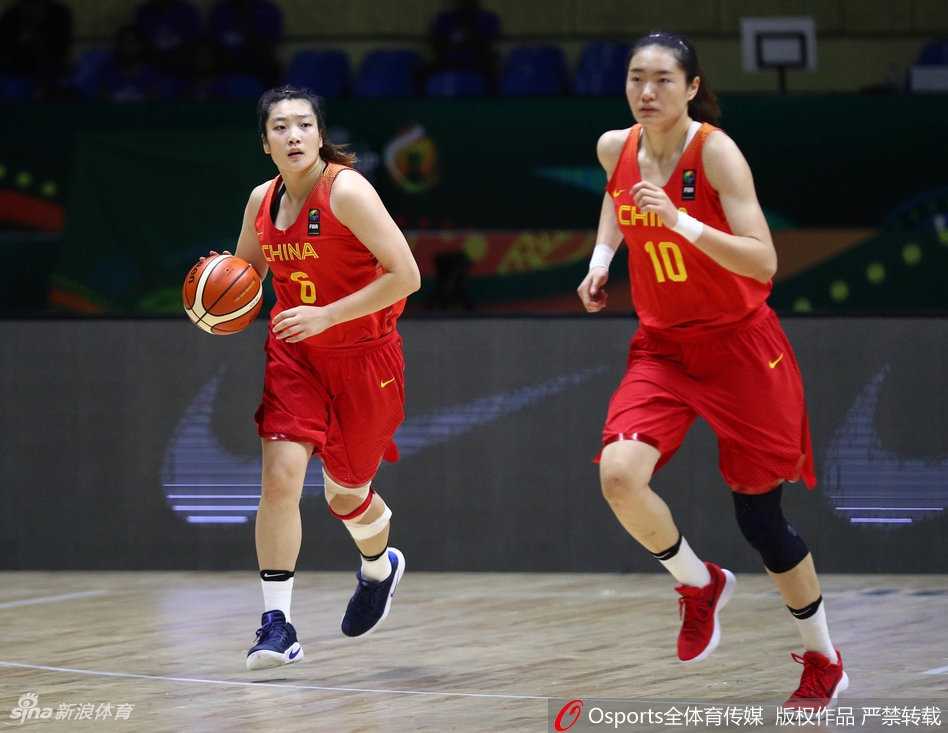 史秀峰目光如炬，一边运球一边用手势示意队友跑位，场上的五个人仿佛被她的眼神串联成一个整体。