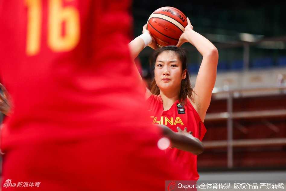 李梦持球强行突破塞内加尔队员的防线，她浑身充满力量感，如同装甲车一般碾入内线，展现了新一代中国女篮锋线的强悍风格。