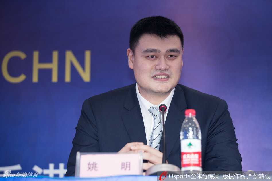 发布会现场媒体记者云集，无数闪光灯对准台上的三位中国篮球关键人物，这场面仿佛将人们提前带入了世界杯预选赛的紧张备战节奏中。