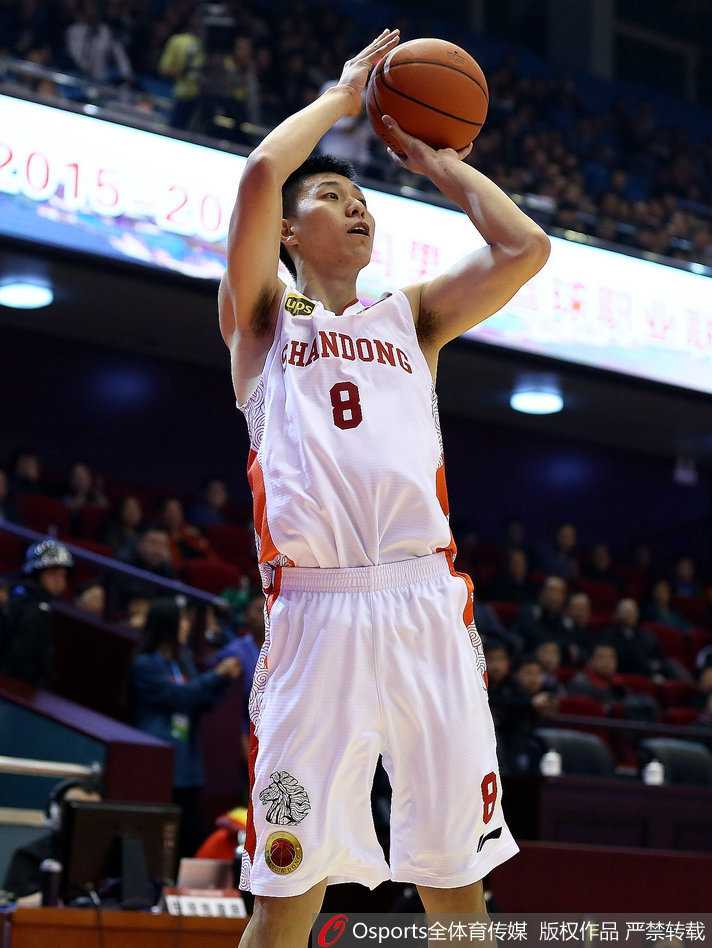 红队主教练李楠在场边神情专注地指挥比赛，他手下的青年军正蓄势待发