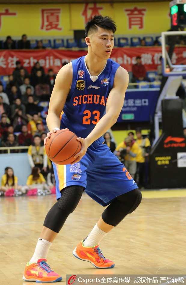 蓝队主教练杜锋在场边指导球员，眼神中透露出对胜利的渴望和对细节的严苛要求