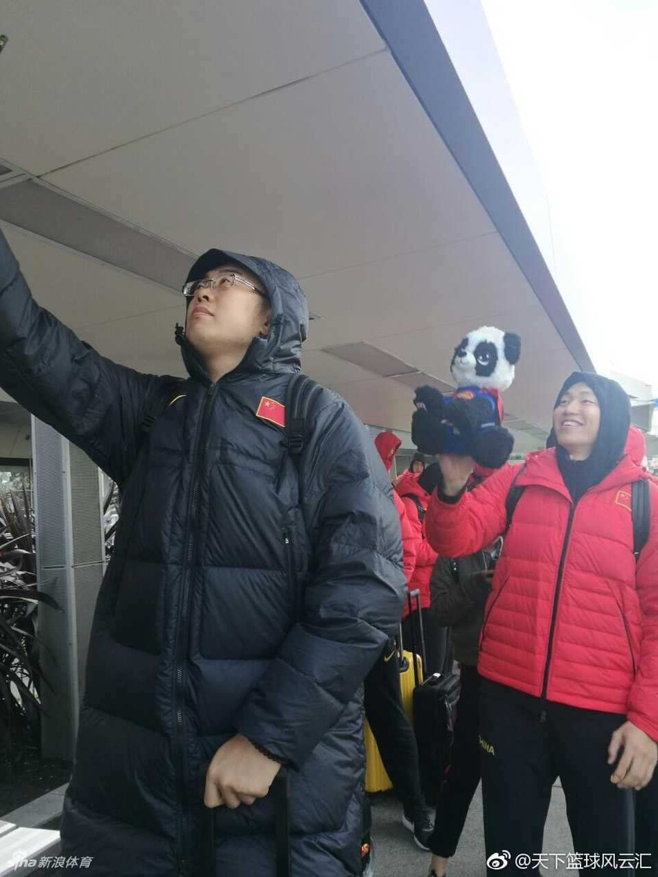 堆积如山的黑色黄色行李包几乎占满了整个行李推车，队员们需要齐心协力才能推动这满载着备战物资的车辆。