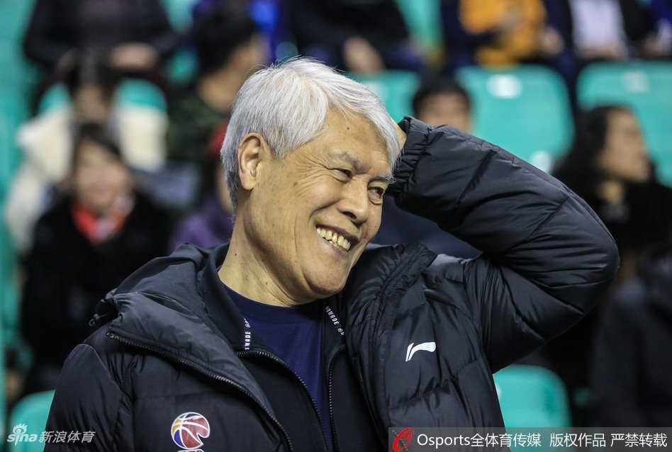 赛场边的蒋兴权指导双手插兜，神态轻松，目光却紧紧跟随着场上奔跑的弟子们，仿佛一位慈祥的父亲在注视着自己孩子的成长。