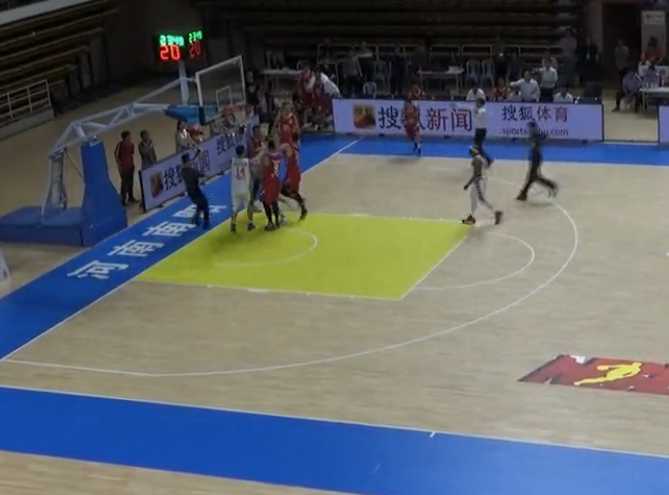 篮协罚单犹如一记重锤，红头文件上的黑字冰冷而严肃，宣告了对涉事球员和俱乐部的最严厉制裁，试图为失控的联赛找回一丝秩序。