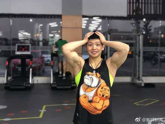 孙婧琪进行大重量器械训练时，肌肉充血紧绷，她奋力托举的瞬间展现了女性力量爆发时的震撼美感。