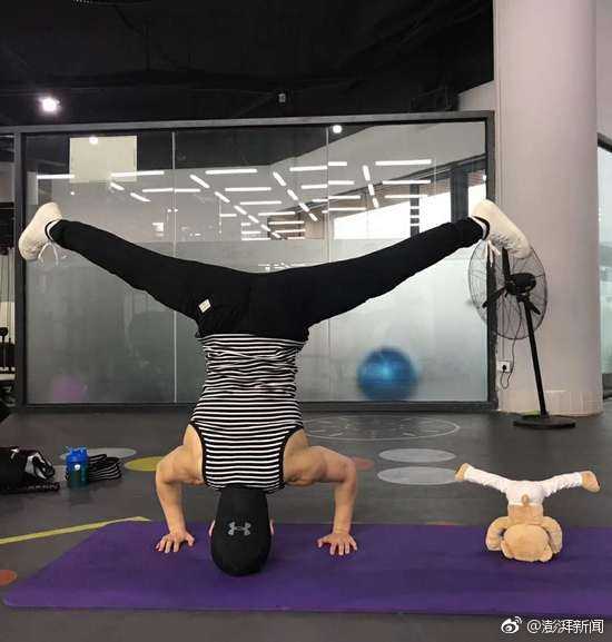 孙婧琪紧握双拳展示手臂血管暴起的瞬间，古铜色肌肤下的肌肉线条如同钢铁般硬朗，充满野性的生命力。