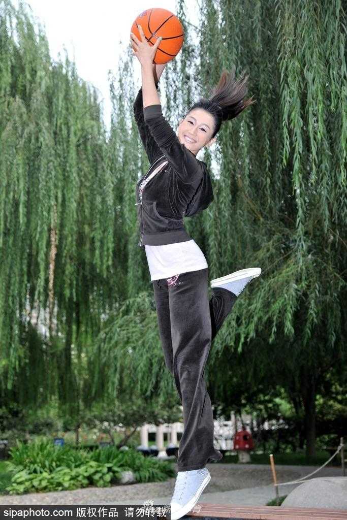 梁燕燕高高跃起模拟灌篮，身体线条流畅而有力，眼神凝视篮筐，仿佛下一秒就能将球狠狠扣入。