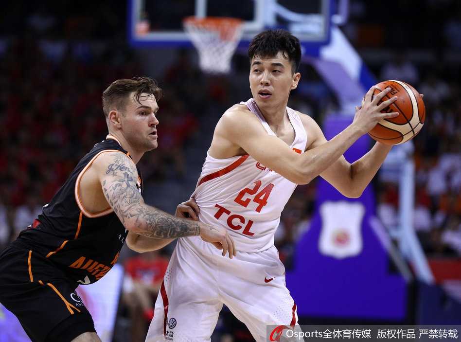 杜锋指导在场边焦急地呼喊，他的手势坚定有力，试图将战术意图传递给场上的弟子，身后的巨大比分牌记录着这场艰苦拉锯战的每一分。