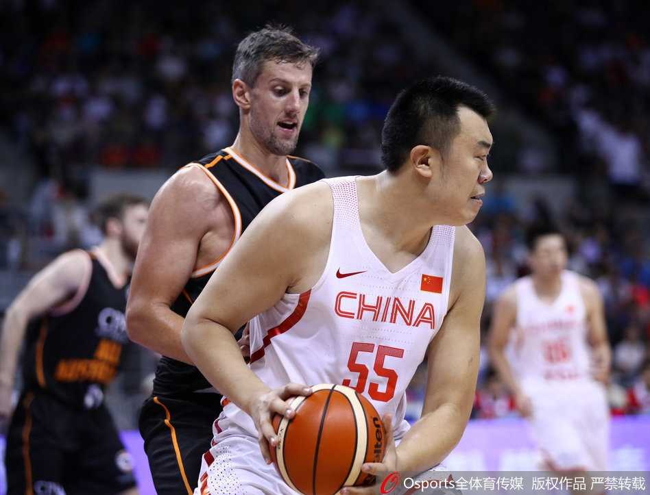 胡金秋在澳大利亚多人围堵的肌肉丛林中，凭借敏锐的篮板嗅觉硬生生摘下前场篮板，随后冷静地撤步跳投，眼神中写满了属于年轻人的坚毅与果敢。