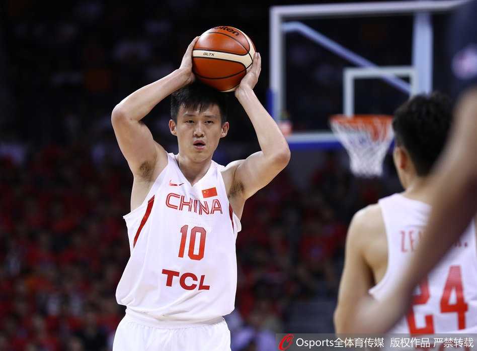 赛后的球场上，落败的郭艾伦表情落寞，汗水湿透了他的球衣，身旁是正在庆祝胜利的澳大利亚队员，这一瞬间的对比写满了竞技体育的残酷与真实。