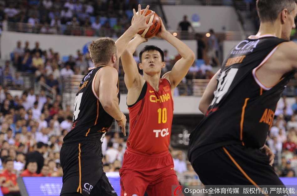 年轻的胡金秋在澳洲高大内线群中毫无惧色，高高跃起摘下前场篮板，眼神中透露出超乎年龄的坚毅。