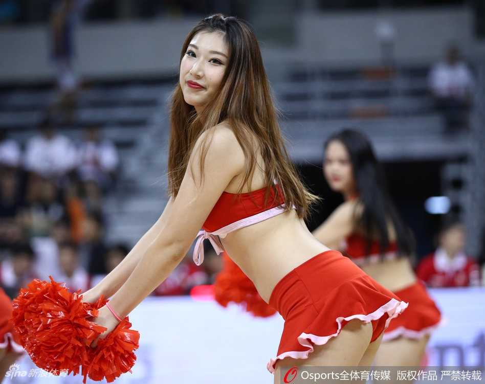 啦啦队队员回眸瞬间，金发飘逸，自信阳光的笑容成为球场边一道亮丽风景