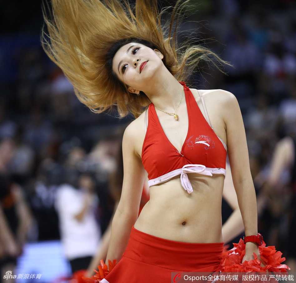 篮球宝贝们动作整齐划一，修长美腿在球场灯光下格外耀眼，展现团队专业素养