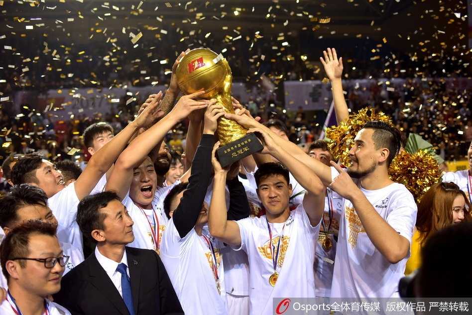 陕西信达队外援查尔斯在安徽队两人包夹之下依然强势起跳，他肌肉紧绷，眼神坚毅，单手将球狠狠砸入篮筐，展现出无与伦比的篮下统治力。