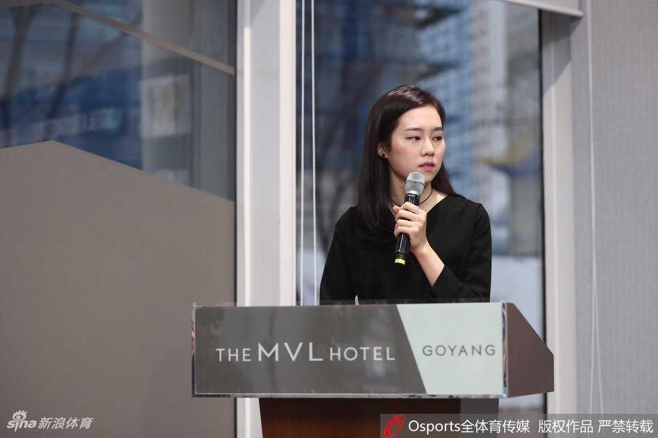 中国队主教练李楠在赛前发布会上神色轻松，面对韩国媒体的长枪短炮，他嘴角带着一丝微笑，仿佛对即将到来的恶战已成竹在胸。