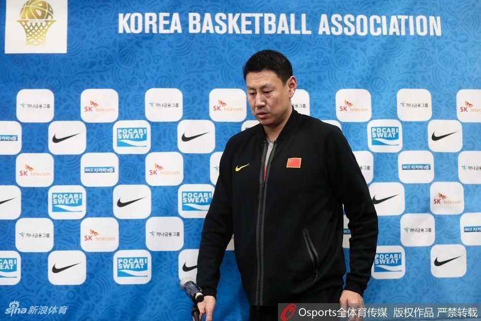 镜头捕捉到李楠指导在发布会间隙低头沉思的瞬间，眉头微蹙，显然是在认真思索如何应对韩国队犀利的小快灵打法。