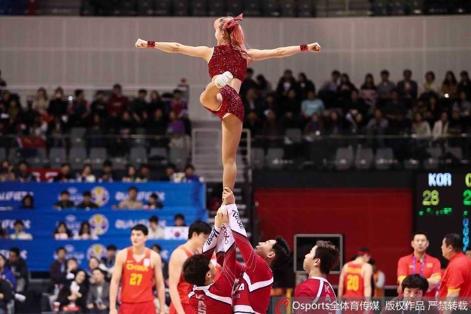 伴随着动感的音乐节拍，这位宝贝甩动飘逸的长发，高难度的跪地动作展现出极佳的身体柔韧性。