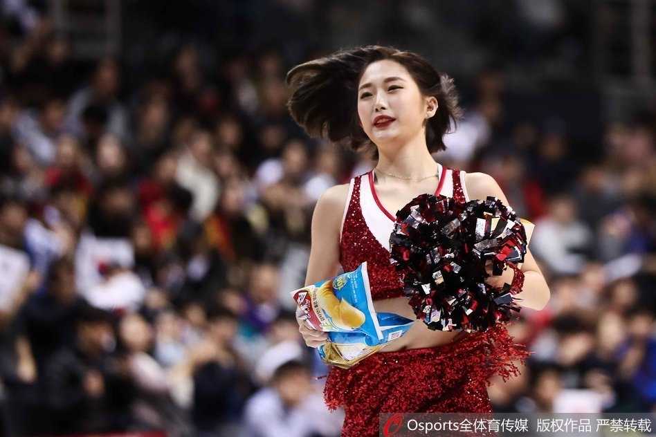 宝贝们排成一列，随着节奏整齐地扭动身姿，紧身热裤上的拉链细节在灯光下格外吸睛。