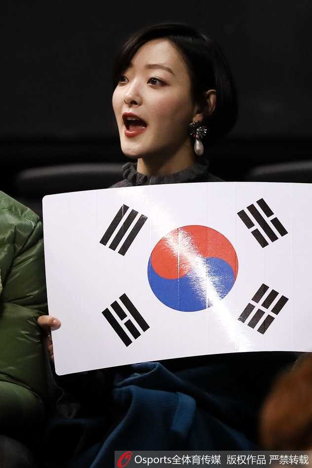 进球瞬间，看台上一位戴着眼镜的斯文女球迷激动地张开双臂，忘情欢呼，脸上的表情从紧张瞬间转换为极致的兴奋。