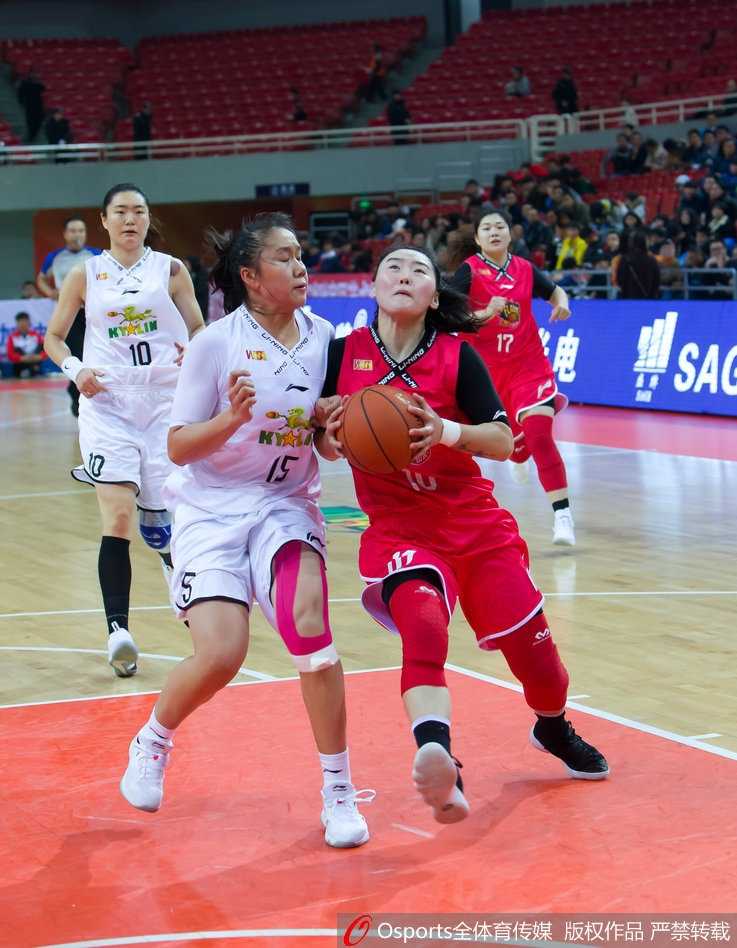 八一队孙梦然在山西队员的贴身防守下，利用梦幻脚步灵活转身将球送入篮筐