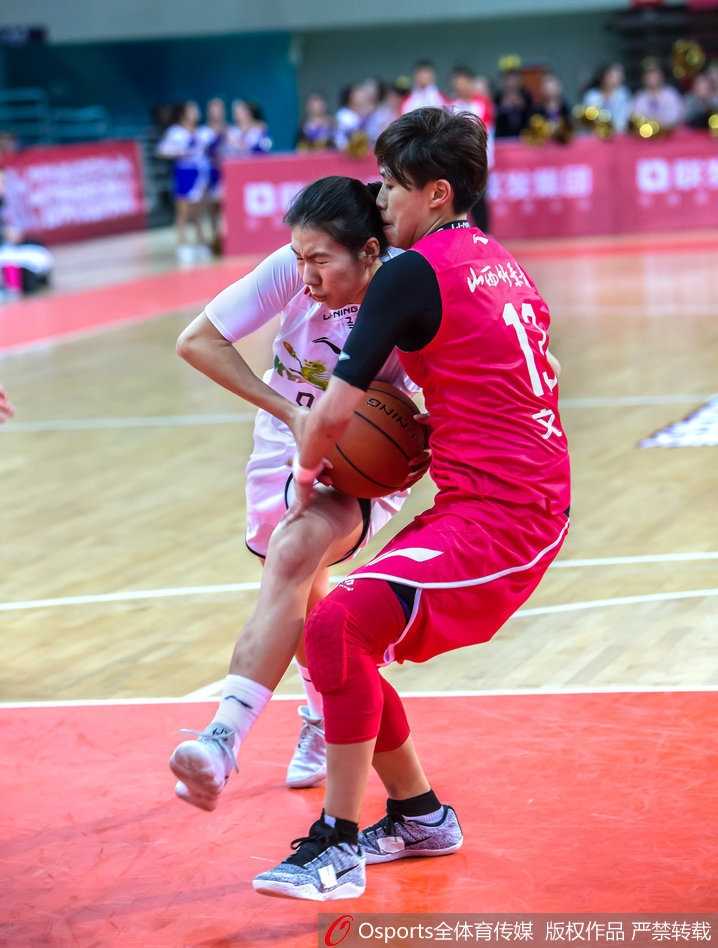 主裁判在比赛中鸣哨判罚，场上的八一队和山西队球员们迅速反应，展现出职业比赛的紧张感