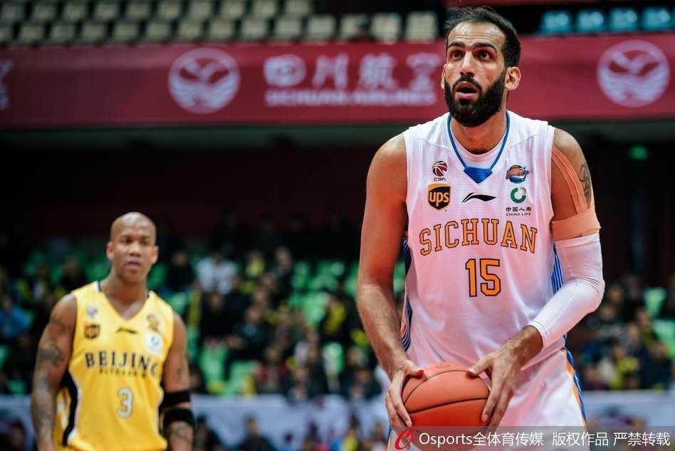 孟达在三分线外果断出手，皮球在空中划出一道完美的弧线，直穿网心，引爆全场球迷的热情。