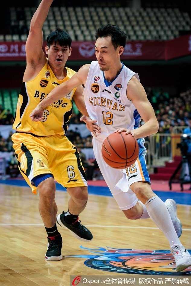 哈达迪与富兰克林在暂停时面色凝重，两人之间的沉默似乎预示着球队化学反应不佳的困境。