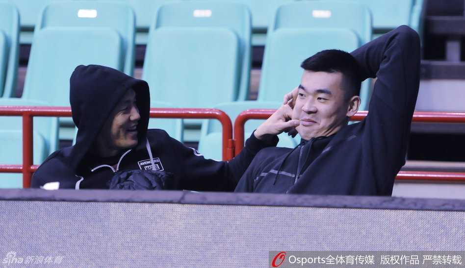 郭艾伦如闪电般快速突破深圳队防线，他娴熟地运球变向，眼神坚定，准备在对方内线补防前完成一次精彩的抛射。