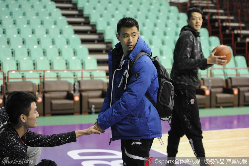 哈德森面对旧主毫不手软，他高高跃起出手三分，眼神中充满了自信与坚定，全场砍下最高分证明了自己的价值。