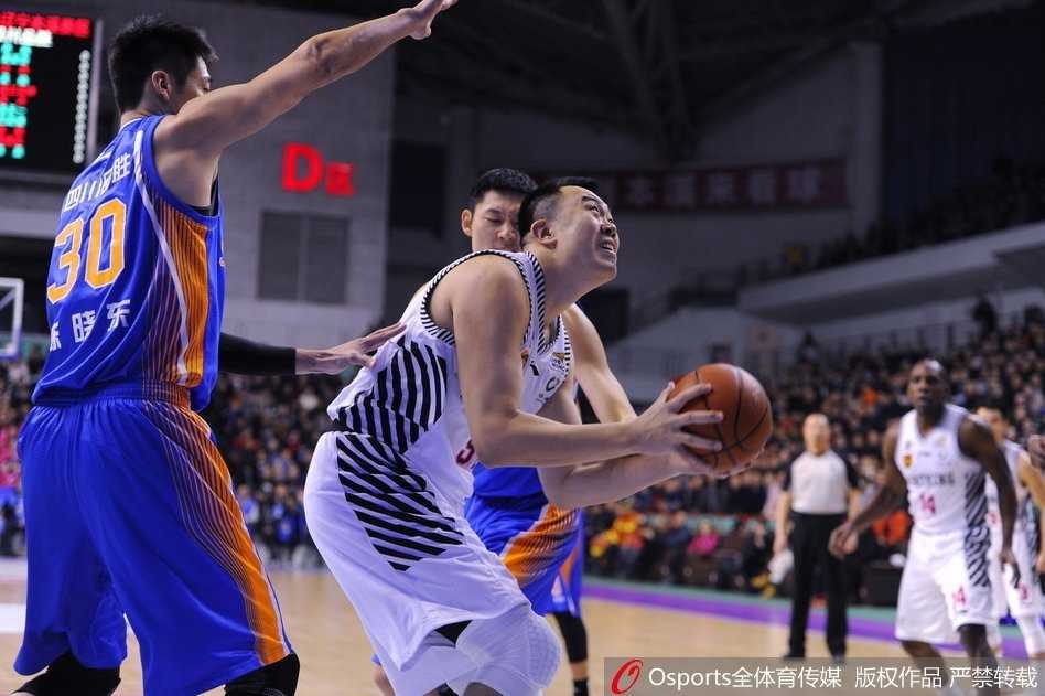 韩德君内线强起暴扣，用无可匹敌的力量捍卫辽宁禁区