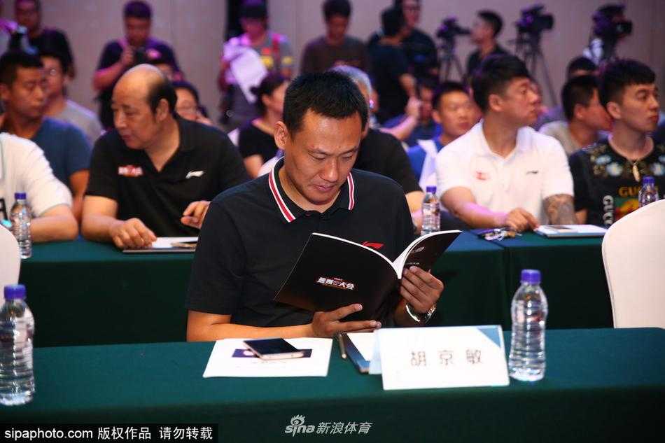 当选秀进行到关键时刻，姚明被邀请上台准备宣读结果，他身着深色西装步伐稳健，高大的身影在舞台灯光下显得格外引人注目，全场目光聚焦于此。