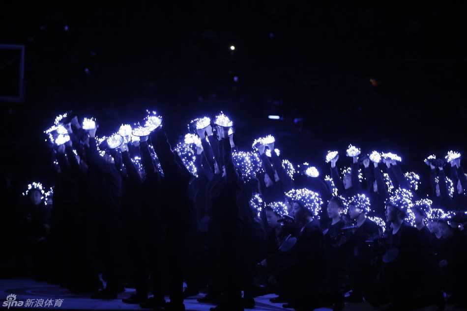 作为当晚人气最旺的球星，马布里在场上也不忘展现领袖风范。在完成一次标志性的突破后，他并未贪功，而是在行进中巧妙地将球分给位置更好的队友，这一次不看人传球彰显了老马高超的球商和团队精神。