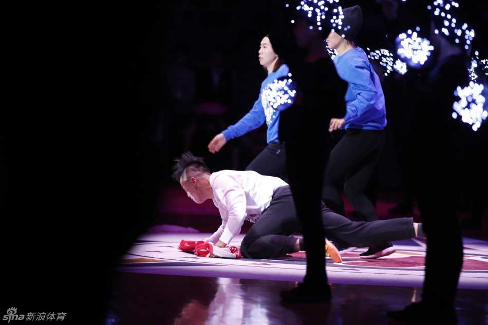 比赛进行中，一旦地板上出现汗水，这位身穿红色T恤的擦地哥便会以百米冲刺的速度持抹布滑入场地。他神情专注，动作敏捷，如同对待一件艺术品般迅速将地板擦拭干净，确保球员们的安全，其专业程度令人肃然起敬。