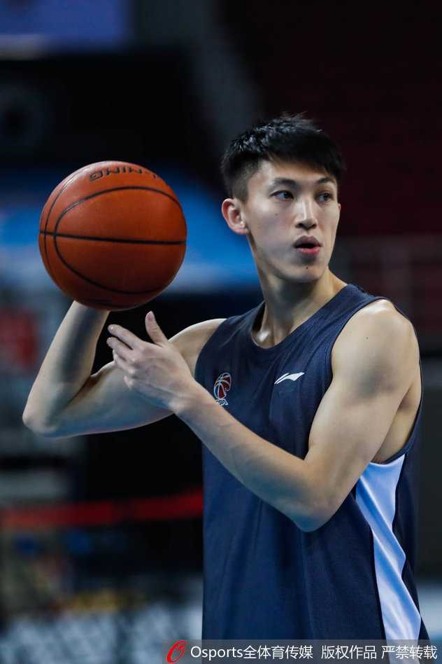 训练间隙，翟晓川独自在场边拉伸，他低头凝视着自己的伤脚，神情专注而坚定，仿佛在默默完成与身体疼痛的又一次谈判。