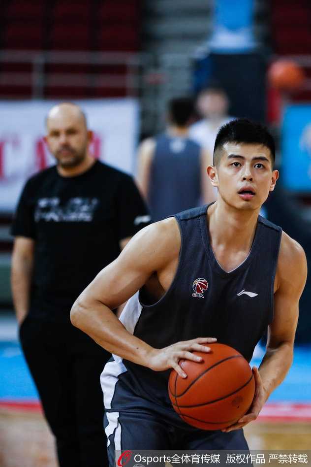 雅尼斯教练双手叉腰站在场边，眉头紧锁目光如炬，密切关注着场上弟子的每一次跑位，他的严肃表情背后是对胜利的极致渴望。