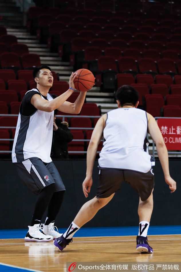 方硕在训练中持球突破，眼神犀利如剑，他重心压低，运球动作娴熟流畅，准备撕开面前的防守线。