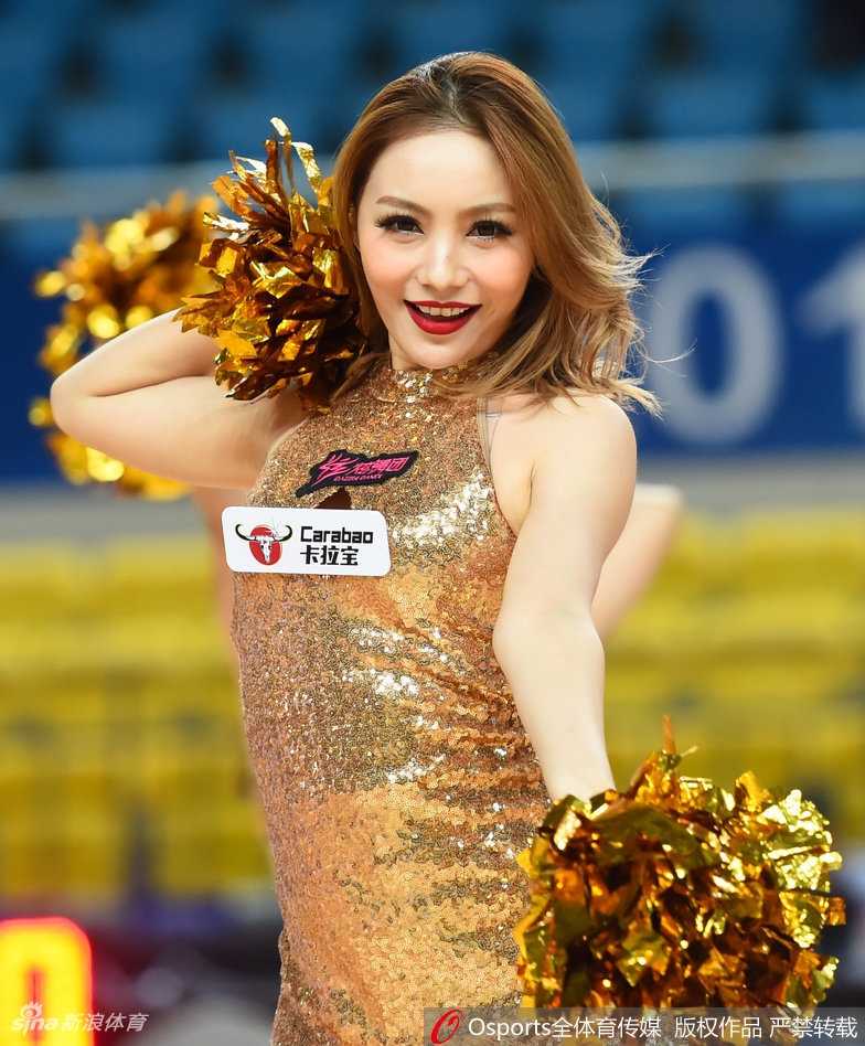 金色短发宝贝眼神坚定 利落舞姿展现飒爽英姿