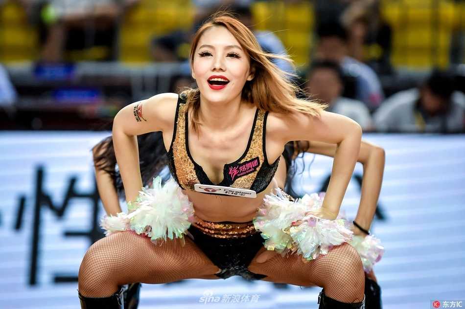 亚冠赛场上的青春风暴:篮球宝贝热舞助阵伊朗大胜 动感旋律中,篮球宝贝们挥舞着金色的花球,整齐划一的动作仿佛跳跃的火焰,瞬间点燃了全场观众的激情。