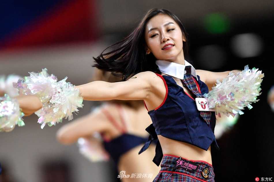 亚冠赛场上的青春风暴:篮球宝贝热舞助阵伊朗大胜 胜利的欢呼属于伊朗队,但啦啦宝贝们的笑容属于所有人。在确定胜局后,她们依然在场上热情舞动,用青春的活力为大胜之夜画上一个圆满的句号。
