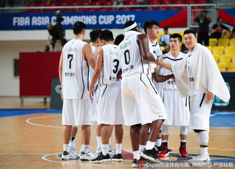 新疆队球员可兰白克在对手严密防守下强行突破，眼神中透露出不甘与坚定