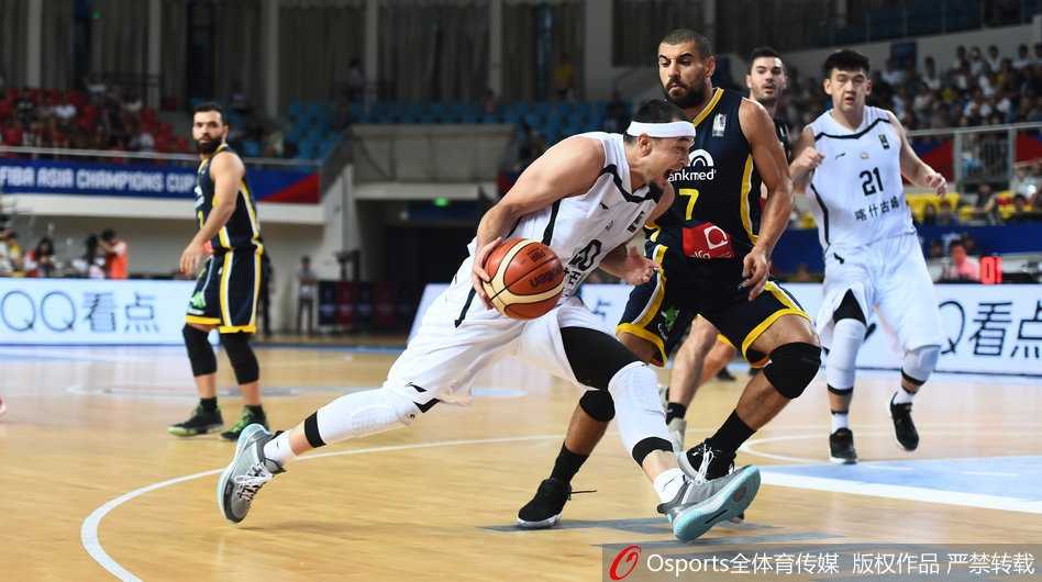 黎巴嫩阿尔利雅得队员昆西·杜比运球突破，面对旧主他脸上写满了专注与杀伐之气