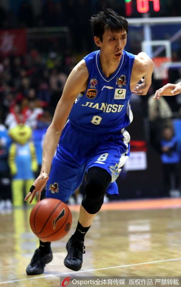 亚当斯运球突破时如闪电般迅捷，球衣随风扬起，全场球迷的目光为之牵引