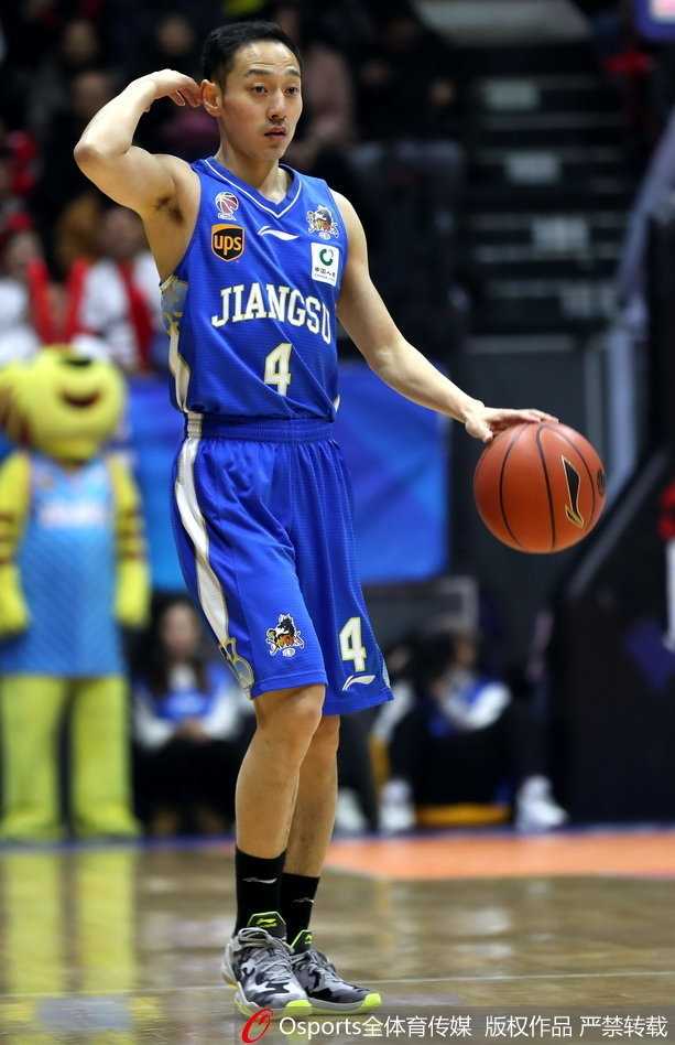 西热力江拼抢中咬紧牙关，眼神坚毅如铁，手中的篮球仿佛烙铁般滚烫